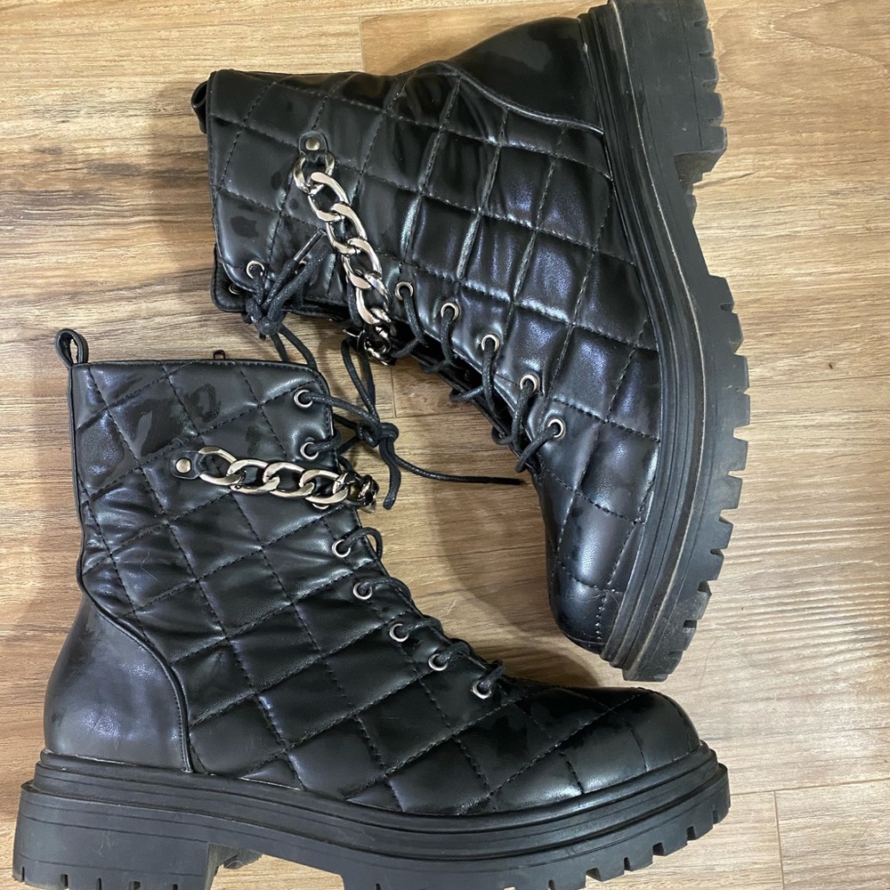 Quilted combat boot